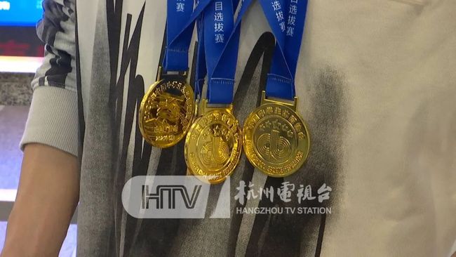 月亮躲在云朵 又像藏进软软的月亮怀抱