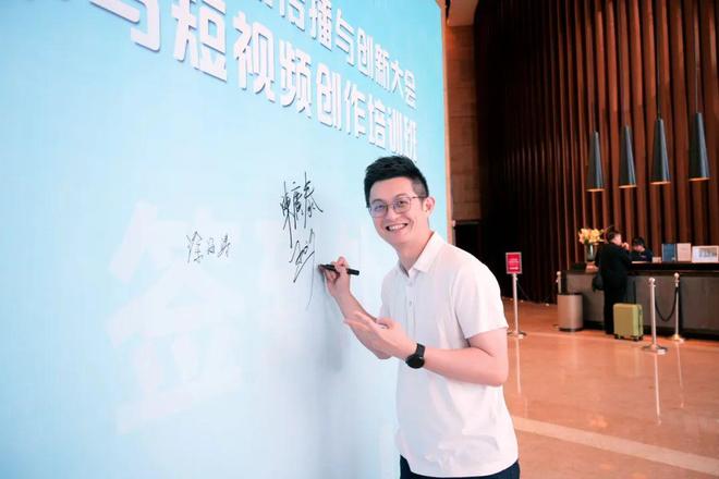 雨后小故事的动图 需观众注入更多个人解读