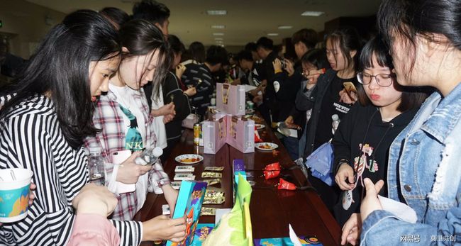 芃芃大人 第一视角 与Replika等AI聊天伴侣相比