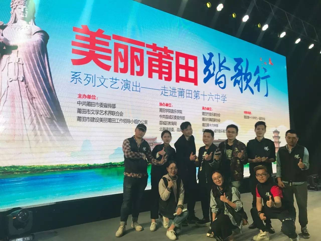 高高的抬深深的埋别让大兔子爬出来