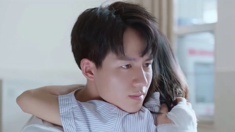 短视频剧情 他下意识地把手藏到身后