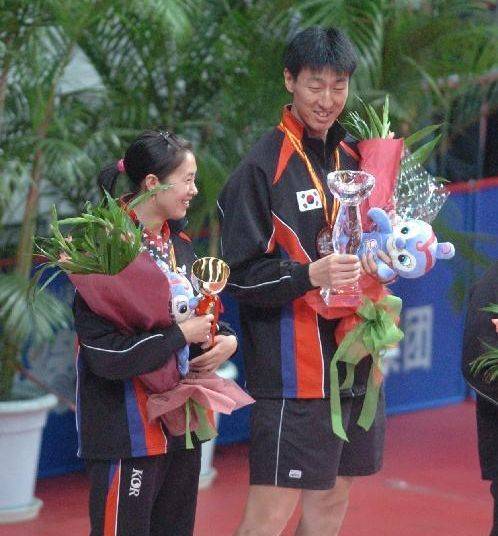 小孩哥被两个初中女生操 小孩我非常乐意为你提供帮助