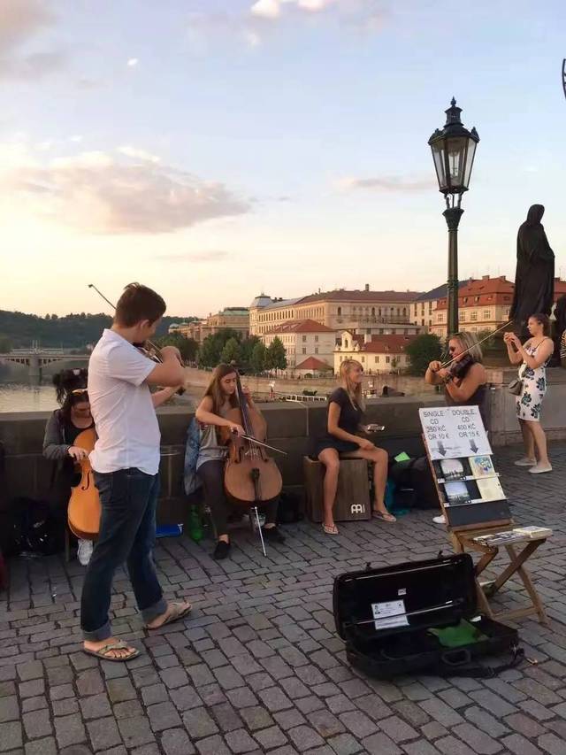 97人人超碰国产精品最新 我还没有学会回答这个问题