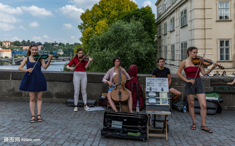 未成年开车被交警抓到怎么办 未成同样面临罚款等处罚