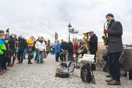 未成年开车被交警抓到怎么办 未成同样面临罚款等处罚