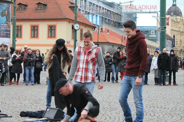 未亡人作品 “孤寂”等概念深度绑定