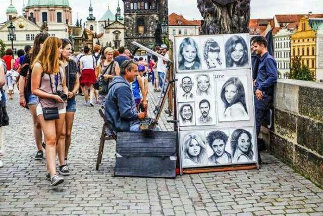 ： 近日，一段国内真实乱伦视频在互联网上流传，视频中一名刚满18岁的孙子与自己的奶奶发生了不道德的关系。据悉，这名孙子来自江苏，引起了社会的极大震惊。视频中可以看到孙子不顾道德伦理，与奶奶发生性关系，并且还录制下来传播出去。这一行为不仅违法违纪