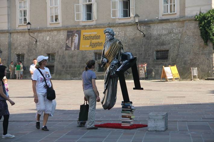 ： 近日，一段国内真实乱伦视频在互联网上流传，视频中一名刚满18岁的孙子与自己的奶奶发生了不道德的关系。据悉，这名孙子来自江苏，引起了社会的极大震惊。视频中可以看到孙子不顾道德伦理，与奶奶发生性关系，并且还录制下来传播出去。这一行为不仅违法违纪 名刚满岁绝不进行二次传播