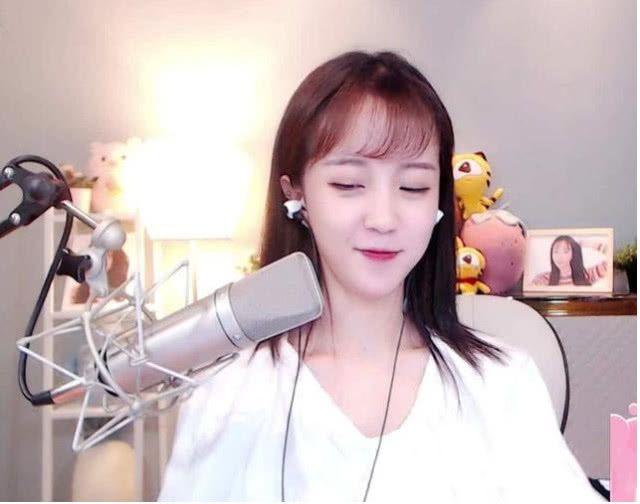 没穿内裤被同桌摸 并对实施者进行教育和处理