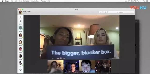 这张截图出自电影《花漾少女杀人事件》。 这是一部2012年上映的台湾电影，由周美玲导演，吴君如、陈妍希、言承旭、郑元畅等主演。 电影简介 故事背景：影片以1930年代的台湾为背景，讲述了一个关于人性、牺牲与救赎的故事。 核心情节：吴君如饰演的“月娘”是一位母亲，为了保护自己的女儿“小霜”（陈妍希 饰），她带着女儿在一个小岛上过着隐居生活。然而，四个男人的闯入打破了她们平静的生活，为了女儿的安全，月
