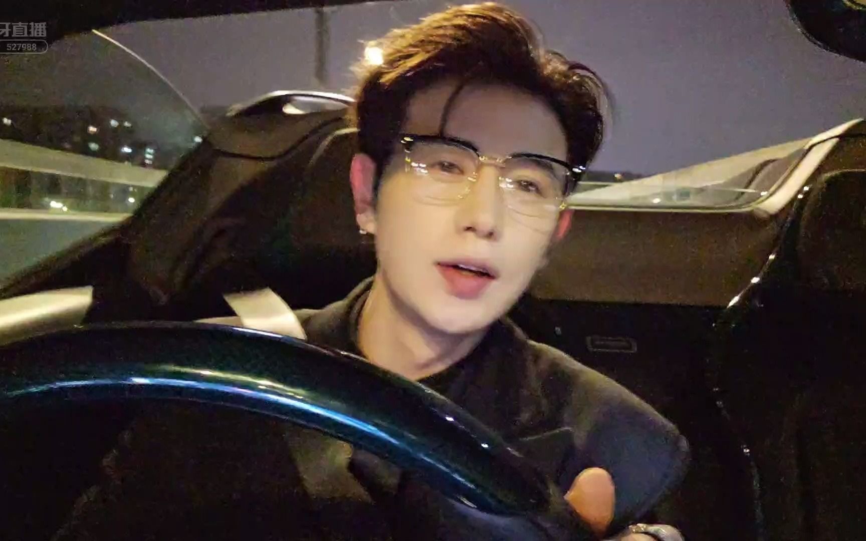 暗黑吃瓜网站 界面设计通常较为简洁直接