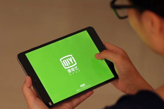 墙上有一个洞的场景的里番