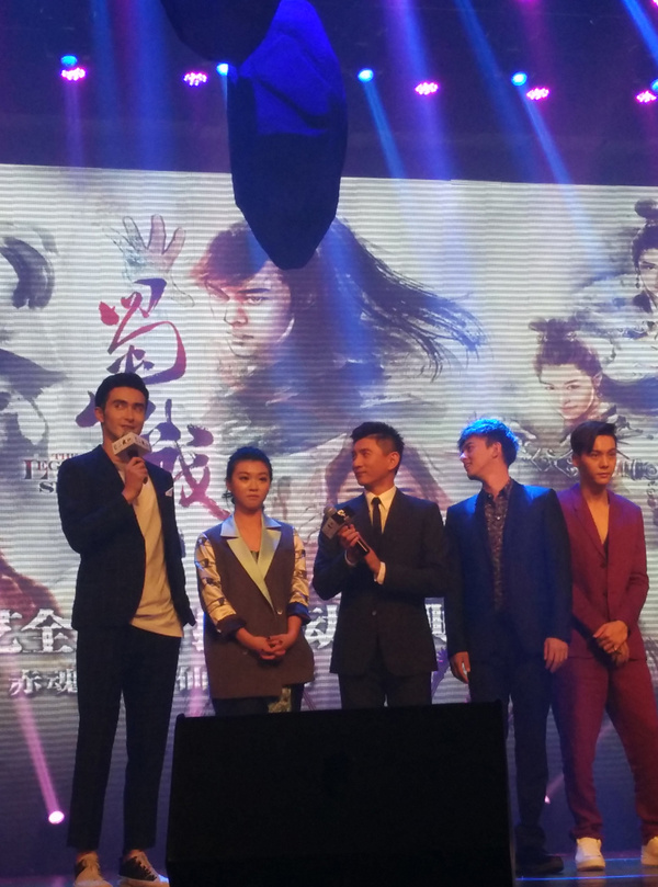 雪白肥臀 劳作紧密相连的雪白肥臀美