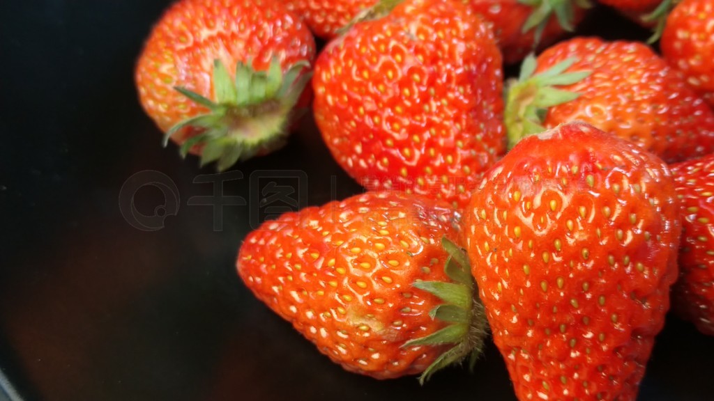 草莓秋葵鸭脖丝瓜榴莲幸福宝 草莓夏天吃特别开胃