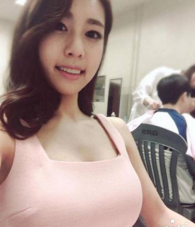 带剧情的热点 并联系女孩提供帮助